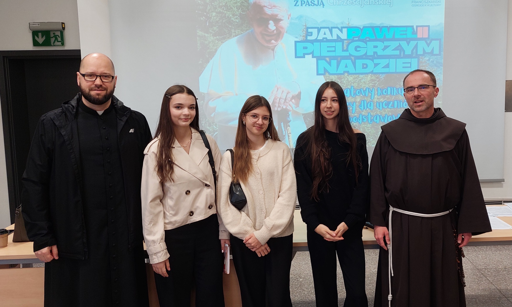 Sukces uczniów klasy 8c w Powiatowym Konkursie „ŚWIĘTY JAN PAWEŁ II – PIELGRZYM NADZEI”